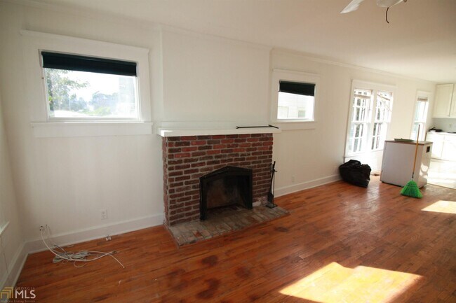 Building Photo - 1360 Memorial Dr SE