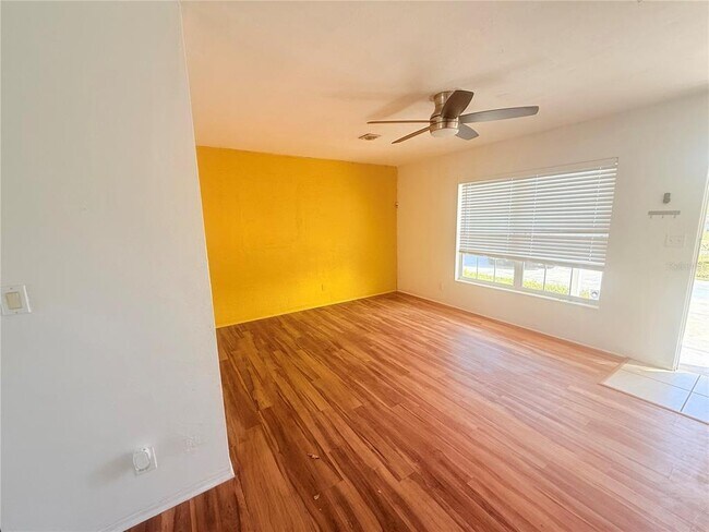 Foto del edificio - 751 72nd Ave N