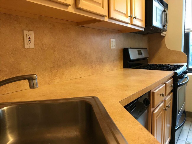 Building Photo - 22-28-28 77th St