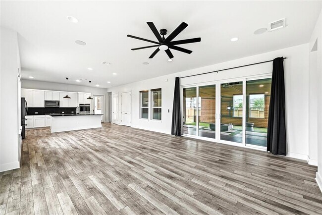 Foto del edificio - 7801 Donnelley Dr