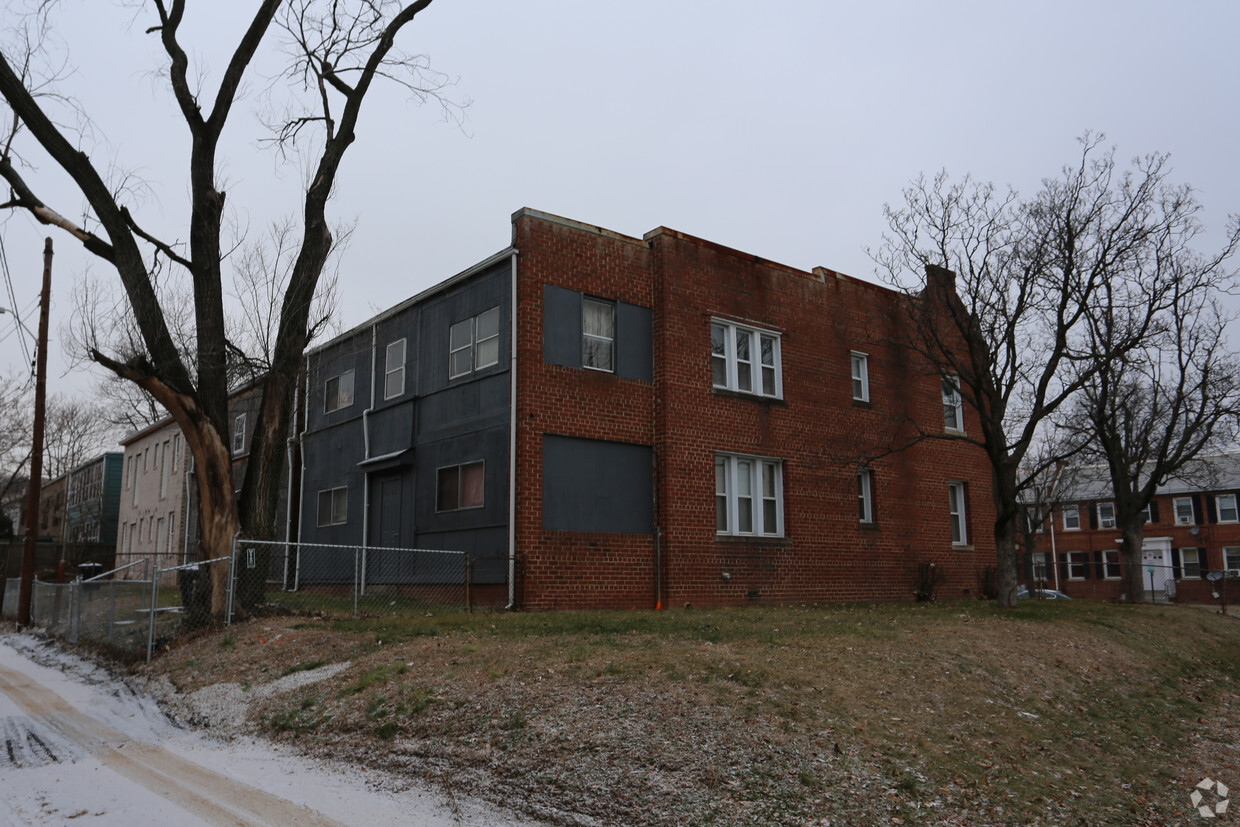 Building Photo - 917-921 Quincy St NE