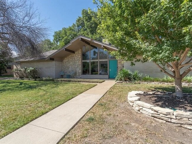 Building Photo - Spectacular Home in Holiday Heights Add!  Come see Me!! I can be yours!!