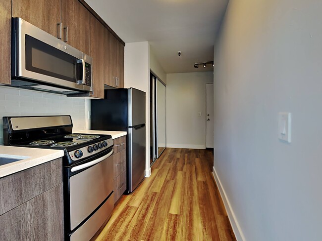 Interior Photo - 425 E 18th St