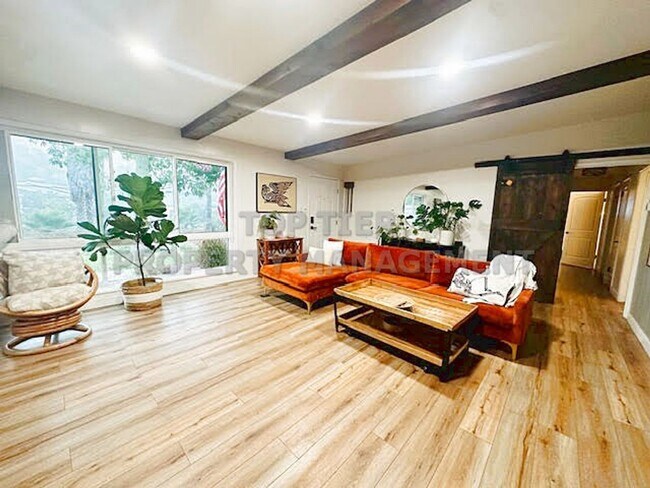 Building Photo - 3 bed, 2 bath One-Story with Hot Tub & Big...