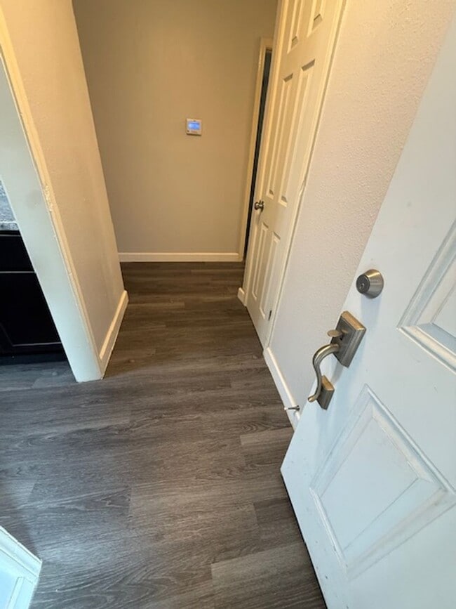 Foto del edificio - 3 bedrooms - 1.5 baths - Wood-look Floors ...
