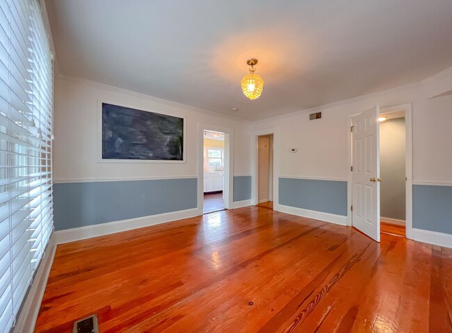 Foto del edificio - MIDTOWN 5/3.5 w/ 2750 sq ft, Wood Floors, ...