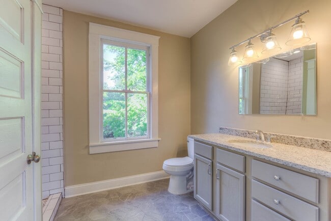 Building Photo - Rent greatly reduced plus 1/2 off first mo...