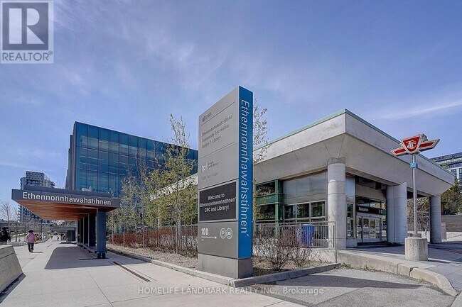 Photo du bâtiment - 18 Esther Shiner Blvd