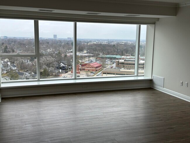 Foto del edificio - 555 S Old Woodward Ave