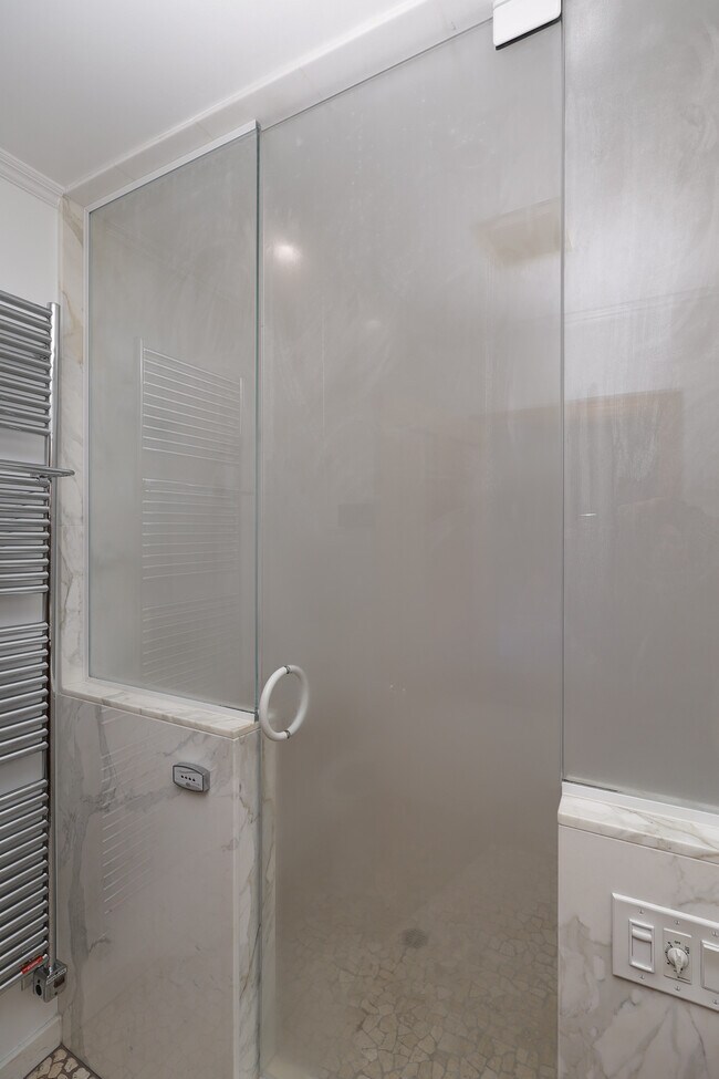 Acceda a una sauna diaria para mimarse. - 4831 Canoga Ave