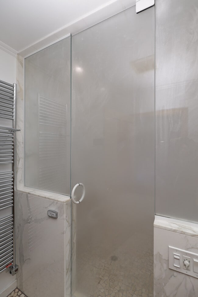 access a daily sauna to pamper yourself - 4831 Canoga Ave