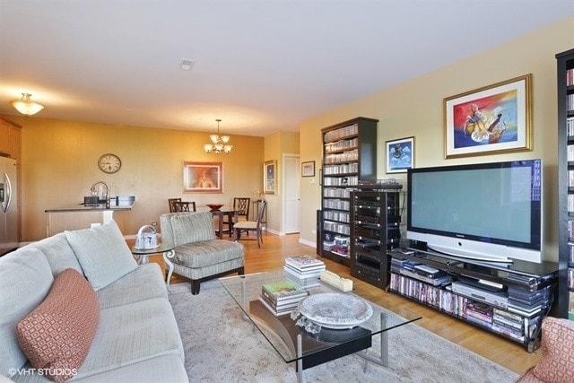 Building Photo - 834 W Montrose Ave