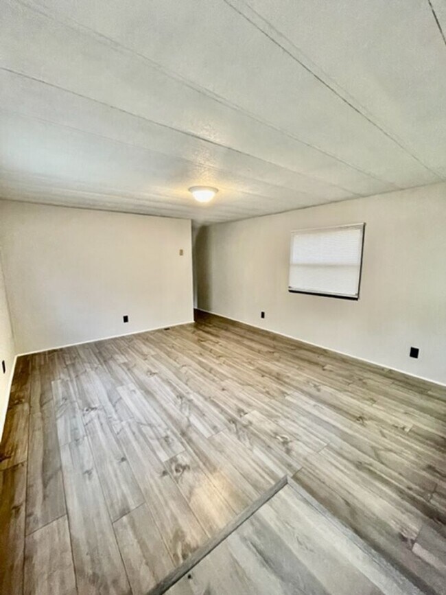 Building Photo - Must see this adorable 3 bedroom 1.5 bath ...