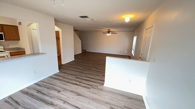 Building Photo - Newly renovated 3 bedroom/2.5 bath townhou...