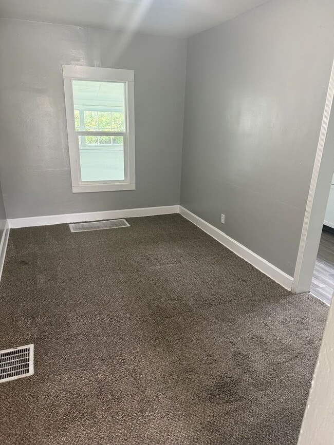 Building Photo - Charming 4 Bedroom Home
