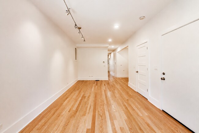 Foto del edificio - 2132 N Oakley Ave