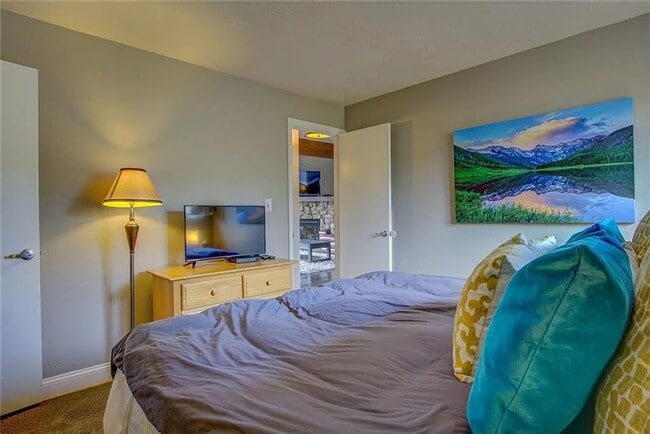 Building Photo - Buffalo Ridge - Spacious unit with Wifi, Covered Parking & Clubhouse