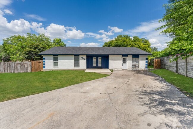 Building Photo - 2526 Town Briar St