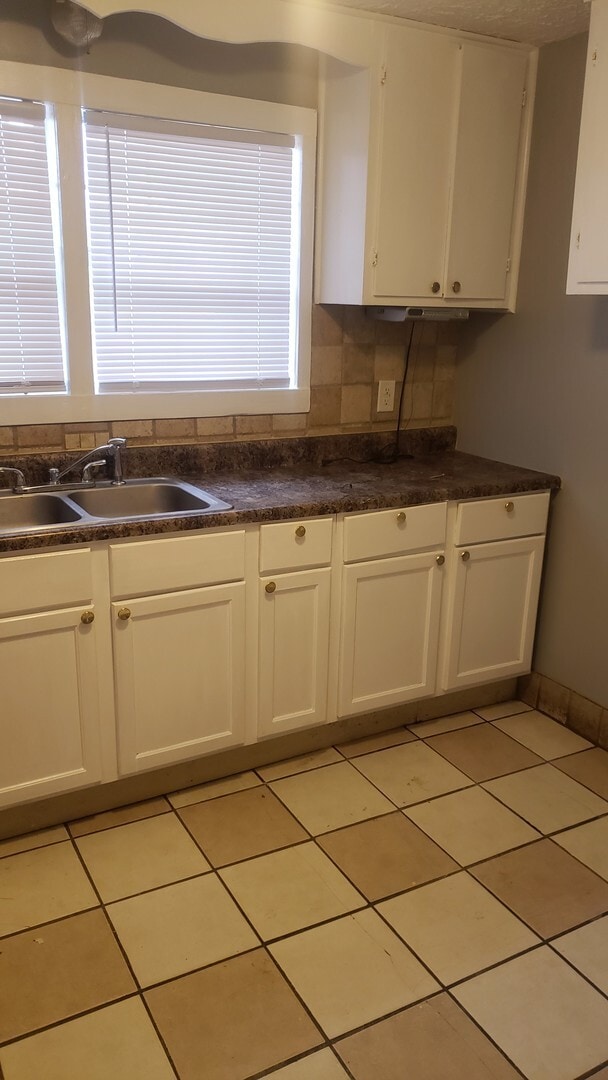 Building Photo - 2 bedroom/1 bath