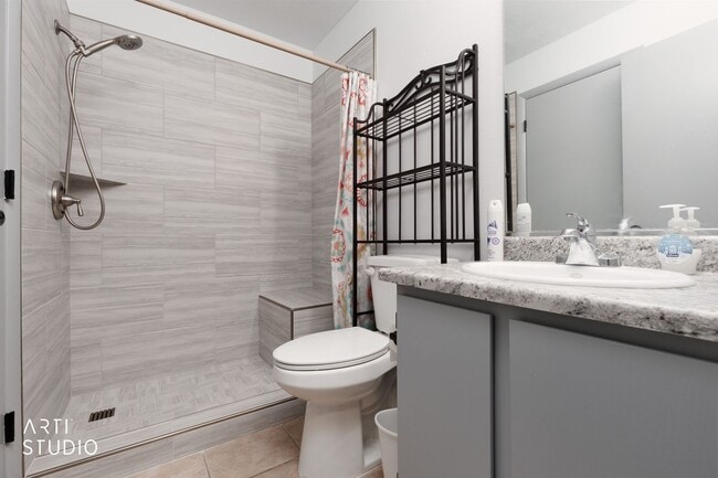 Building Photo - Fully furnished one-bedroom apartment located on the ground level