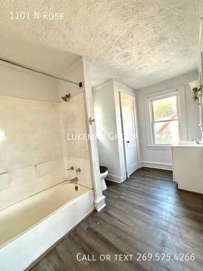 Building Photo - 1101 N Rose-