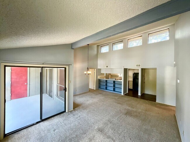 Building Photo - GORGEOUS 2 Bedroom 2 Bath CONDO!