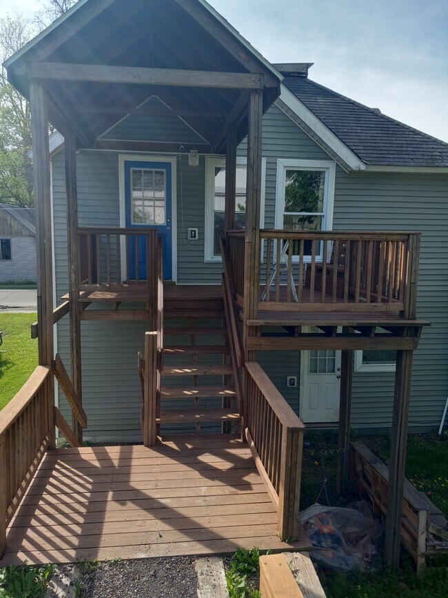 Entrada privada y estacionamiento en John R. St. - 77 Fox St