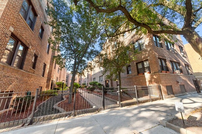 Foto del edificio - 3720 N Pine Grove Ave