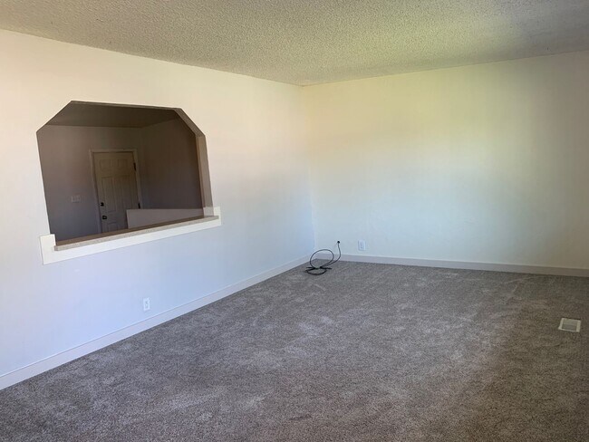 Foto del edificio - Beautiful Three Bedroom; West Jordan, 1,200  sq ft,Updated Kitchen