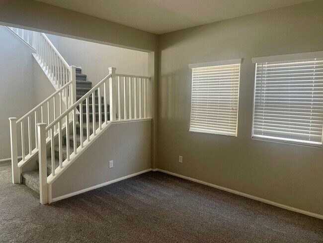 Foto del edificio - 3 bed 3 bath 2 car Garage in the Southwest...