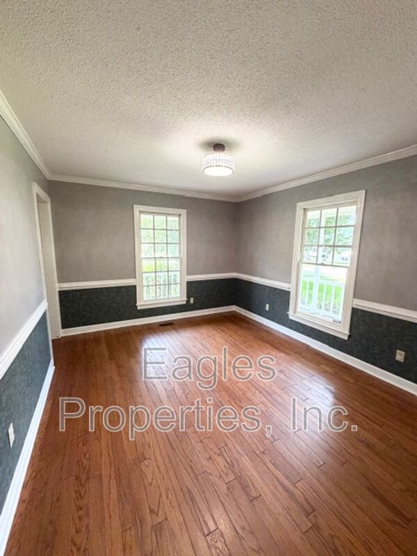 Foto del edificio - 100 Lakeshore Ct