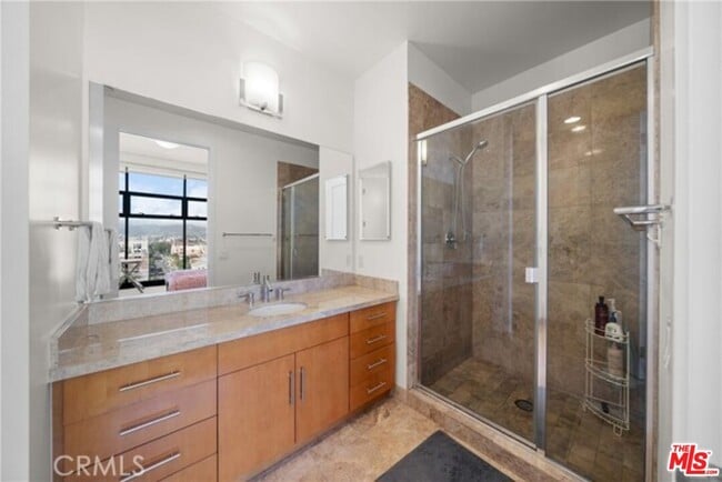 Foto del edificio - 3223 W 6th St