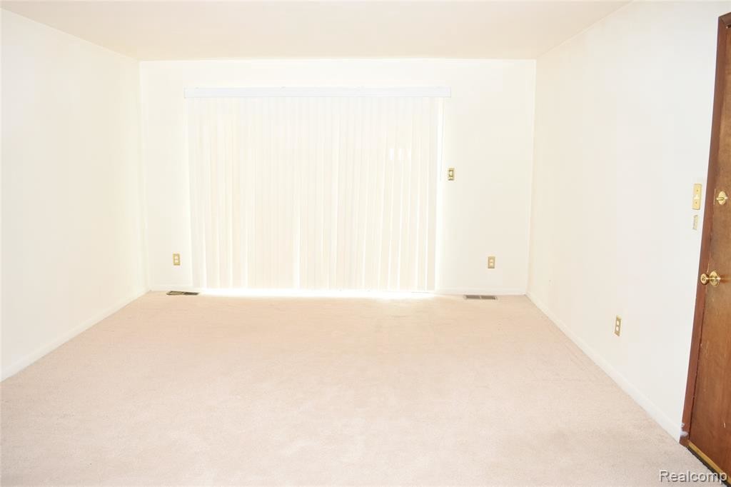 29130 Lund Ave, Warren, MI 48093 Condo for Rent in Warren, MI