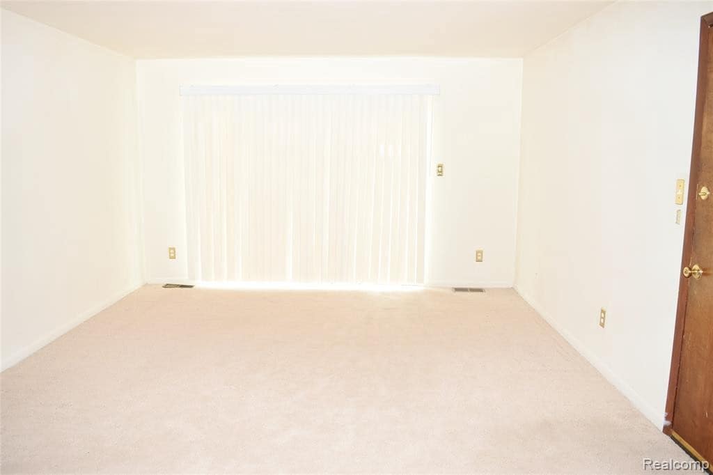 29130 Lund Ave, Warren, MI 48093 Condo for Rent in Warren, MI