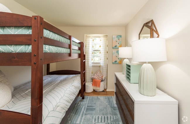 3BR, 1BA - 1125 SF - Somerset Woods Townhomes