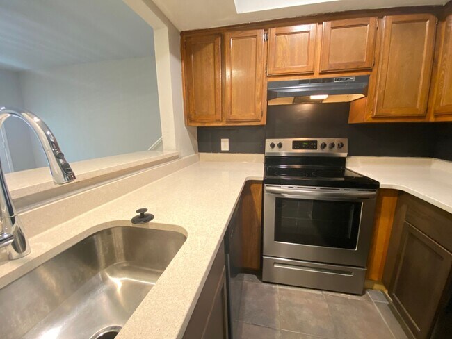 Building Photo - Two Story 1bd/1ba Condo Available Now in T...