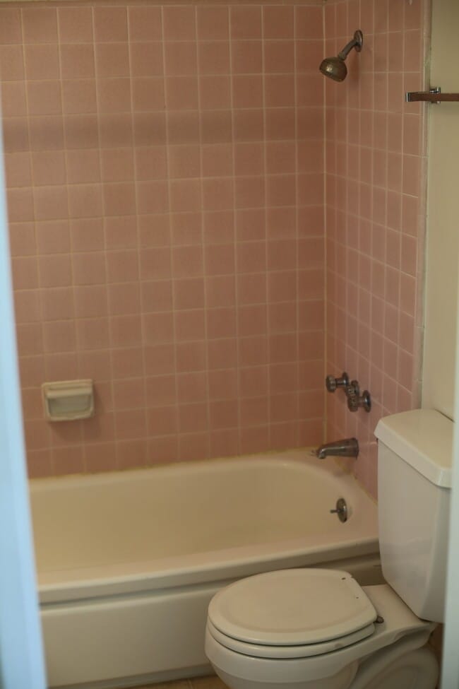 bathroom - 4055 Tujunga Ave