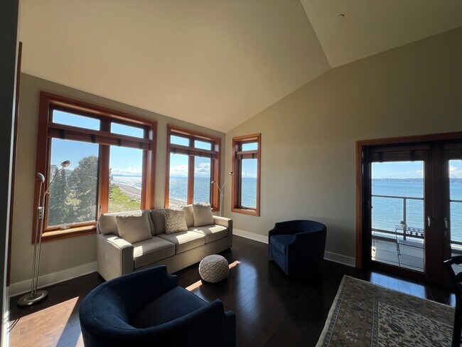 Building Photo - 2 Bed 2.5 Bath Waterfront Penthouse Condom...