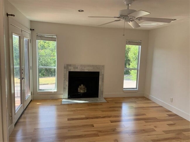 Building Photo - Fabulous downtown Austin Condo