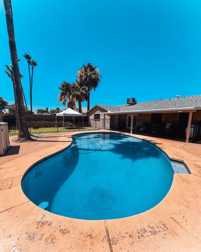 Building Photo - 4919 S Country Club Way
