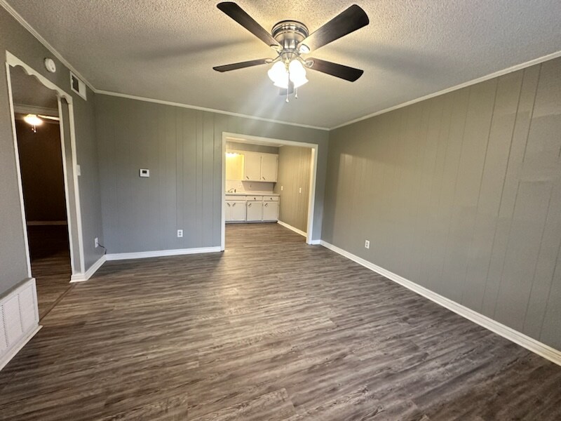 19111911 S El Paso Ave Unit 9, Russellville, AR 72801 Room for Rent