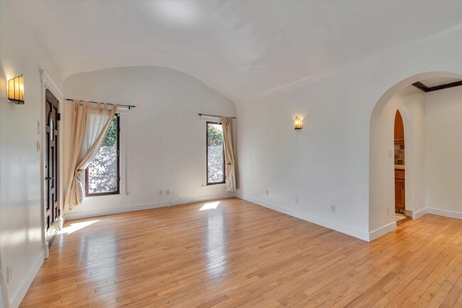 Building Photo - 7262 Willoughby Ave