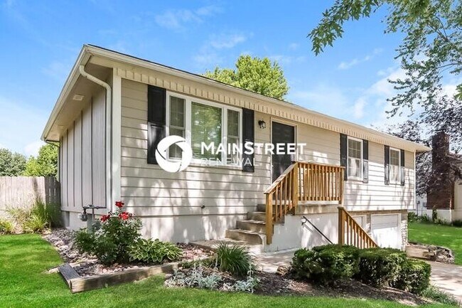 Foto del edificio - 3 Bedroom Pet-Friendly Home in LEES SUMMIT, MO with Main Street Renewal