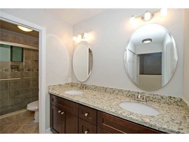 Building Photo - 313 City View Dr