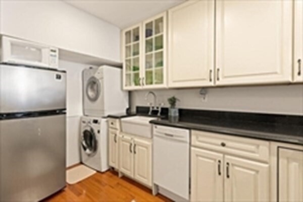 Building Photo - 166 Beacon St