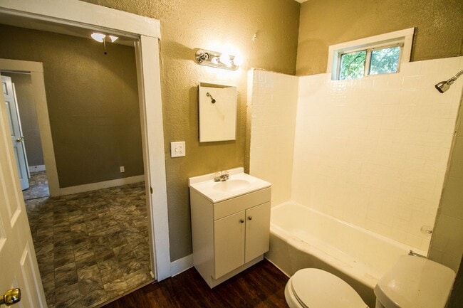 Building Photo - Amazing Home Near Downtown