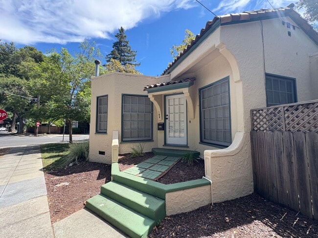 Foto del edificio - Charming 2 Bed / 2 Bath Cottage in Palo Alto