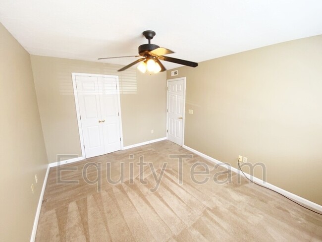 Building Photo - 4480 Mayhew Ave