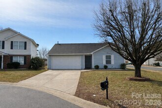 Building Photo - 211 Kingville Dr