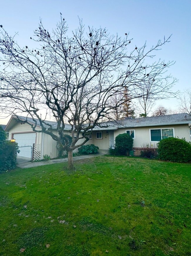 Foto del edificio - Charming 3-Bedroom Home in the Heart of Redding!